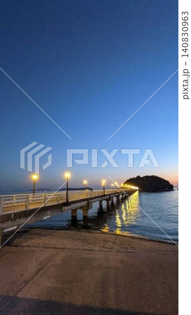 マジックアワーの夕空と海に灯る街灯、竹島へと続く美しい橋の風景(コピースペースあり・無人レタッチ済) マジックアワーの夕空と海に灯る街灯、竹島へと続く美しい橋の風景(コピースペースあり・無人レタッチ済) 140830963