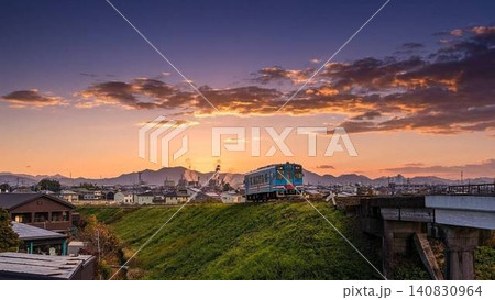 夕焼け空と山並みを背景に走る樽見鉄道と美しい田舎の風景（コピースペースあり） 140830964