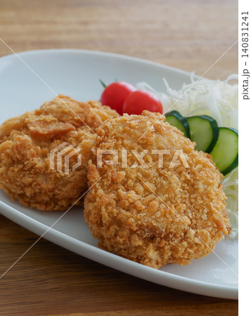 野菜を添えた美味しいコロッケ 野菜を添えた美味しいコロッケ 140831241