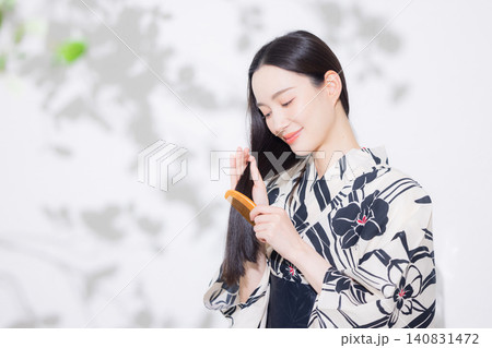 ヘアケアをする浴衣を着た女性 140831472