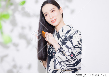 ヘアケアをする浴衣を着た女性 140831474