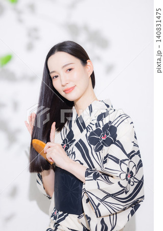 ヘアケアをする浴衣を着た女性 140831475