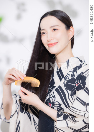 ヘアケアをする浴衣を着た女性 140831480