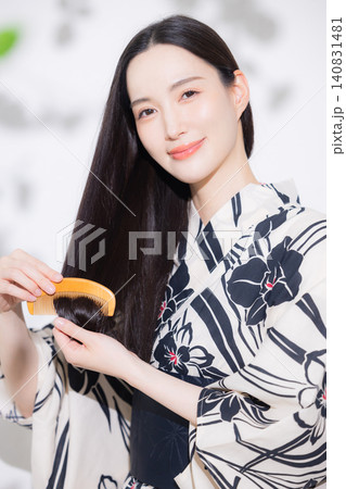 ヘアケアをする浴衣を着た女性 ヘアケアをする浴衣を着た女性 140831481