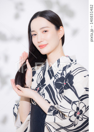 ヘアケアをする浴衣を着た女性 140831482