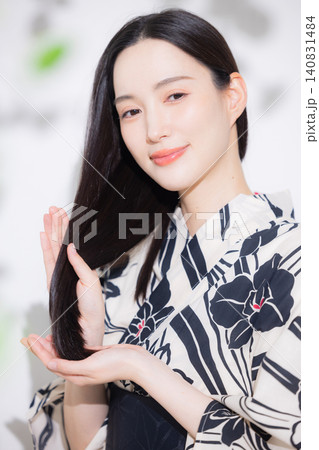 ヘアケアをする浴衣を着た女性 ヘアケアをする浴衣を着た女性 140831484