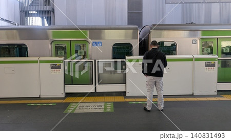 駅ホームに停車する山手線 駅ホームに停車する山手線 140831493