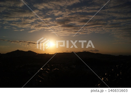 山並みと夕日が沈む光景の空模様 山並みと夕日が沈む光景の空模様 140831603