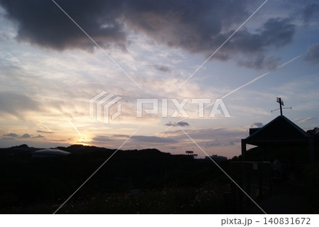 夕焼け空と教会の十字架シルエット 140831672