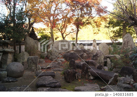 秋の庭園に佇む古い石仏たちの参道 秋の庭園に佇む古い石仏たちの参道 140831685
