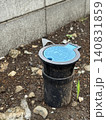 住宅敷地内の地面に設置された青いプラスチック製の止水栓 140831859