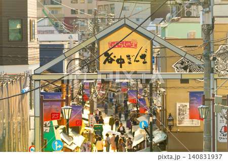 東京・谷中銀座商店街 140831937