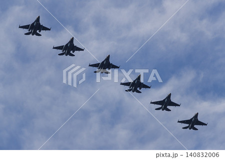 6機で編隊飛行するF-2戦闘機 140832006