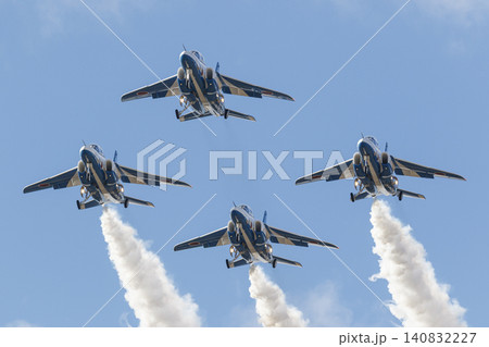 航空自衛隊T-4ブルーインパルスのダーティーローパス 140832227