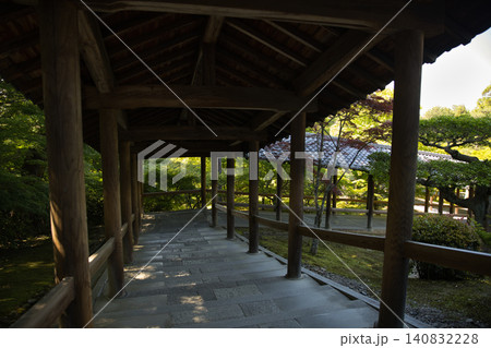 東福寺 開山堂から通天橋に続く静かな廻廊1 東福寺 開山堂から通天橋に続く静かな廻廊1 140832228