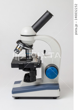 白背景に置いた生物顕微鏡の写真 白背景に置いた生物顕微鏡の写真 140832232