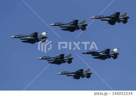 6機で編隊飛行するF-2戦闘機 6機で編隊飛行するF-2戦闘機 140832234