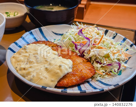 ボリューム満点のご飯、味噌汁、サラダがセットになった定番のチキン南蛮定食 140832276
