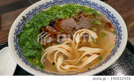香菜とラー油を添えた牛肉麺 香菜とラー油を添えた牛肉麺 140832438