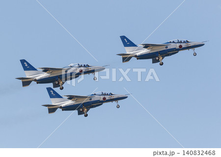 航空自衛隊T-4ブルーインパルスの編隊離陸 140832468