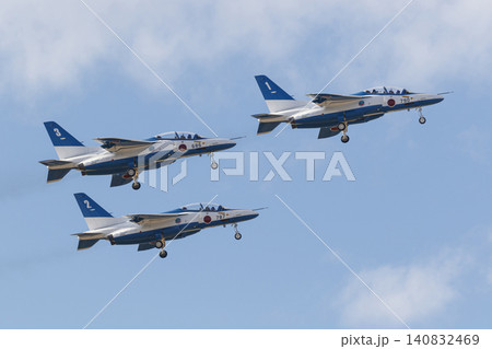 航空自衛隊T-4ブルーインパルスの編隊離陸 航空自衛隊T-4ブルーインパルスの編隊離陸 140832469
