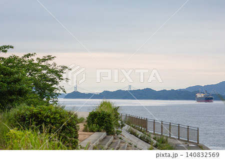 夕暮れ迫る瀬戸内海を航行する大型貨物船 夕暮れ迫る瀬戸内海を航行する大型貨物船 140832569