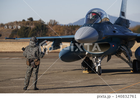 整備員に誘導されるF-2戦闘機 140832761