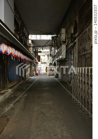 路地裏の細い路地 路地裏の細い路地 140832837