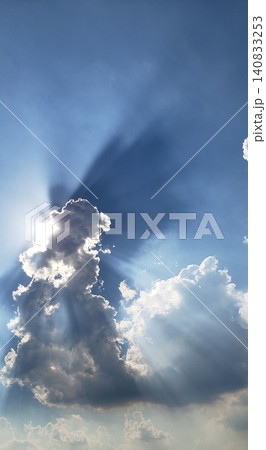 積乱雲の背後から放射状に広がる光芒と青空のドラマチックな夏景 積乱雲の背後から放射状に広がる光芒と青空のドラマチックな夏景 140833253