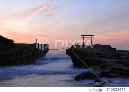 伊豆白浜大浜海岸の朝焼け 伊豆白浜大浜海岸の朝焼け 140833572