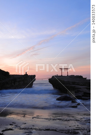 伊豆白浜大浜海岸の朝焼け 伊豆白浜大浜海岸の朝焼け 140833573