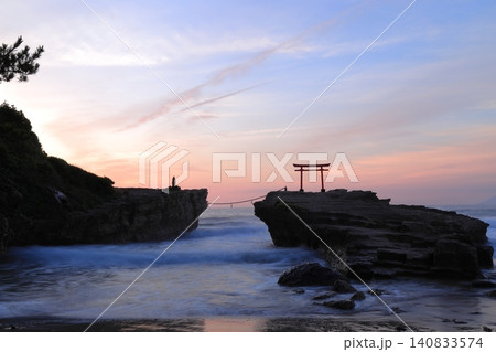 伊豆白浜大浜海岸の朝焼け 伊豆白浜大浜海岸の朝焼け 140833574