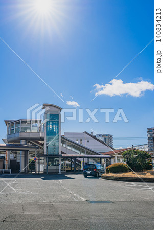 晴れた日のJR焼津駅北口の風景(静岡県) 140834213