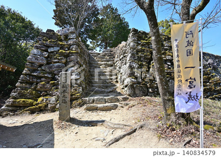 阿波国 徳島市「一宮城」の石垣と曲輪の様子 阿波国 徳島市「一宮城」の石垣と曲輪の様子 140834579