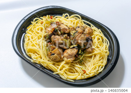 テイクアウトしたチキンペペロンチーノ 140835004