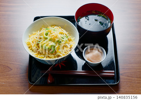 チーズ牛丼定食 140835156