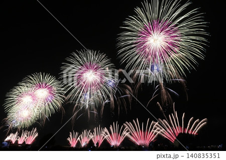 長岡花火・夜空に打ちあがる大花火 140835351