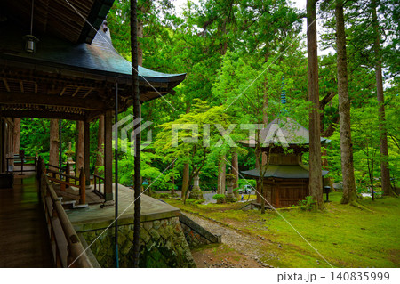 永平寺　祠堂殿と報恩塔（納経塔） 140835999