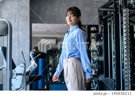 仕事帰りにジムに通うオフィスカジュアルの若い女性　筋トレ女子　ダイエット　トリミングアップ 140836211