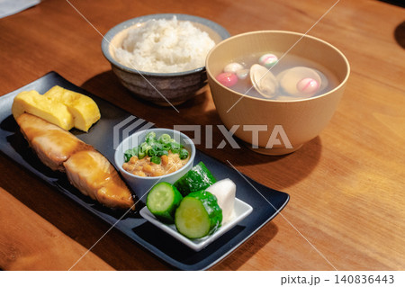 木製テーブルに並べられた健康的な焼き魚のご飯和食定食 木製テーブルに並べられた健康的な焼き魚のご飯和食定食 140836443