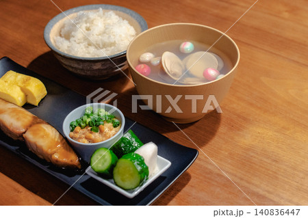 手まり麩のお吸い物と焼き魚の伝統的な和食定食 140836447