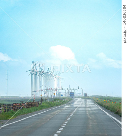風力発電用の風車群がある夏の道道106号稚内天塩線の風景 風力発電用の風車群がある夏の道道106号稚内天塩線の風景 140836504