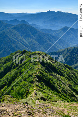 夏の谷川岳・西黒尾根の急峻な岩場 夏の谷川岳・西黒尾根の急峻な岩場 140836673