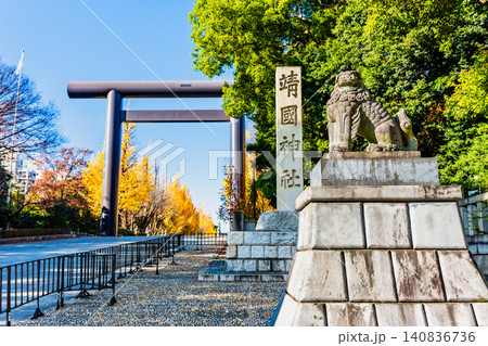 東京 靖国神社 大鳥居とイチョウ並木 東京 靖国神社 大鳥居とイチョウ並木 140836736