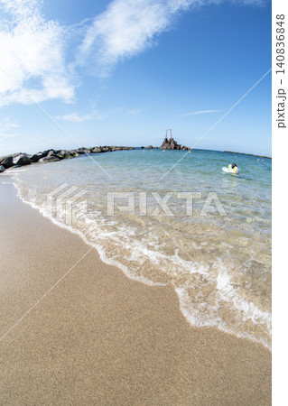 透明度が素晴らしい日本海の浜辺 (鳥取県 ハワイ海水浴) 透明度が素晴らしい日本海の浜辺 (鳥取県 ハワイ海水浴) 140836848