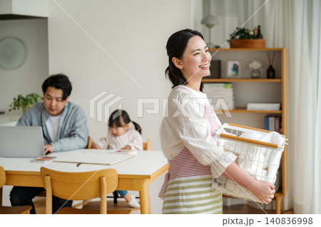 家で洗濯をする若い主婦 140836998