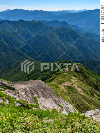 夏の谷川岳・急登西黒尾根からの絶景（夏山登山） 140837194