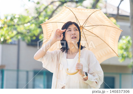 日傘をさす体調不良の女性 日傘をさす体調不良の女性 140837306