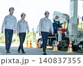 工事現場を歩く作業着の男性スタッフ3人の全身カット 140837355