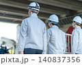 工事現場に向かう作業着の男性スタッフ3人の後ろ姿 140837356